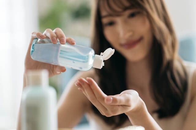 自己処理で化粧水を使う女性