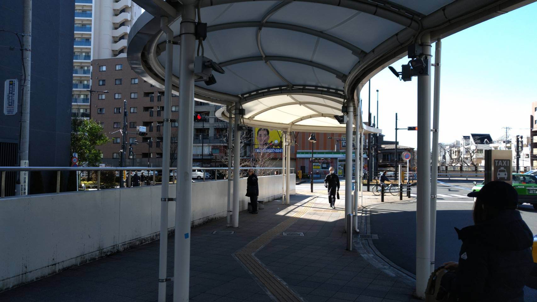 「ファミリーマート 東中野駅前店」方向にロータリーを進みます
