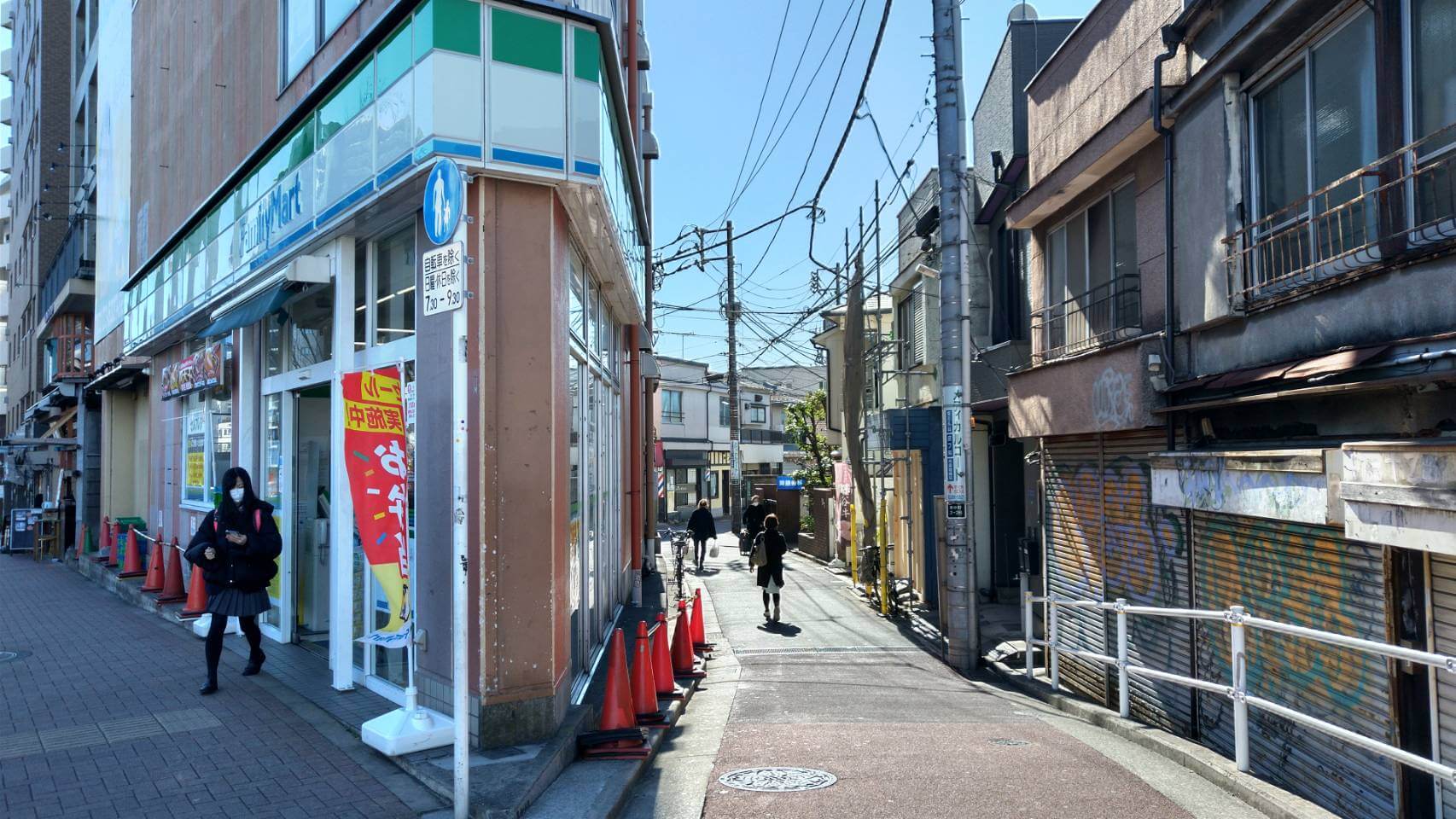 「ファミリーマート 東中野駅前店」の裏の道に入ります。「斎藤歯科」の青い看板や「カットハウスPELO」のサインポールが目印です。