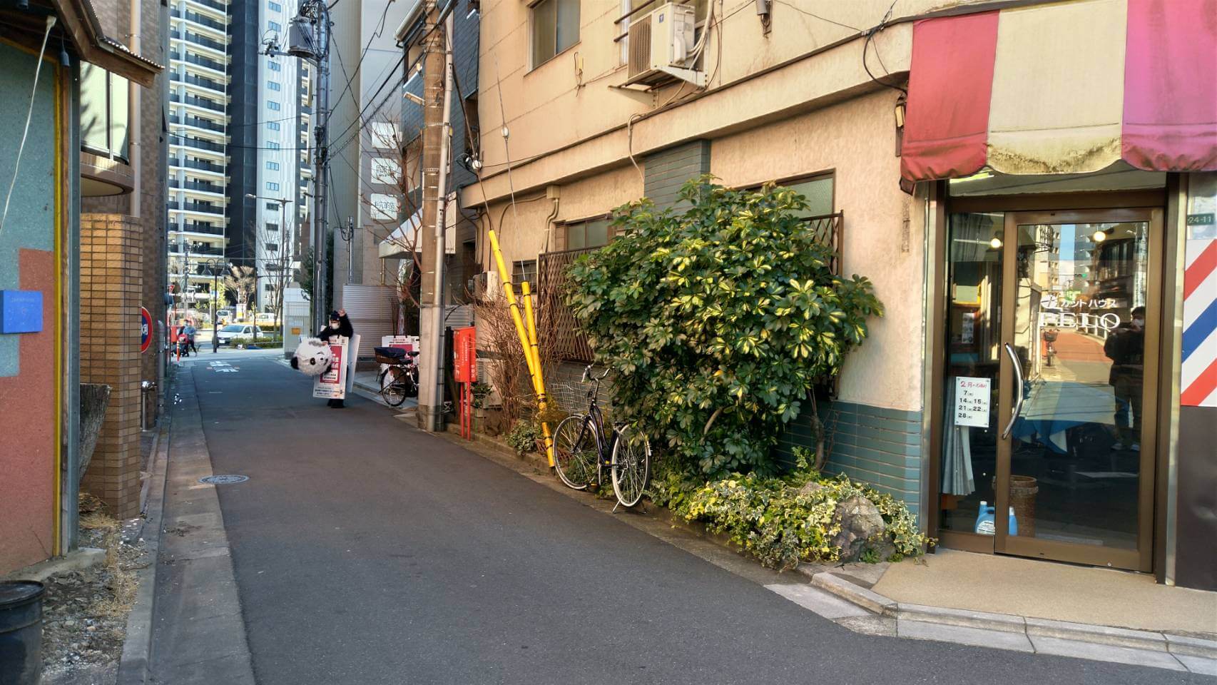 「カットハウスPELO」の手前