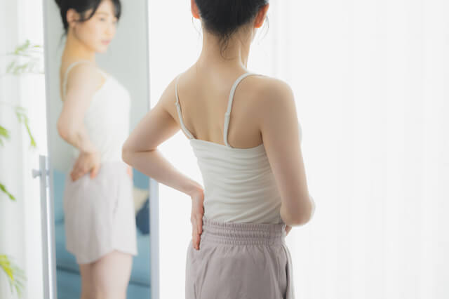 ボディラインを見る女性