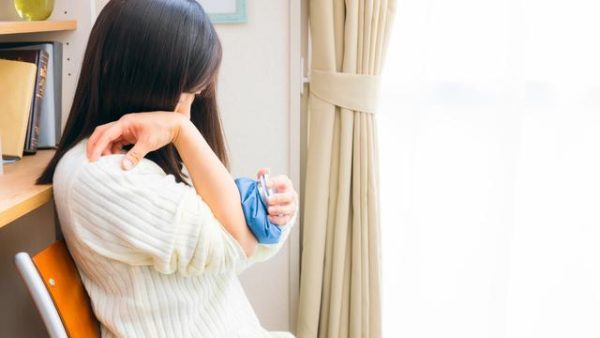 患部を冷やす女性