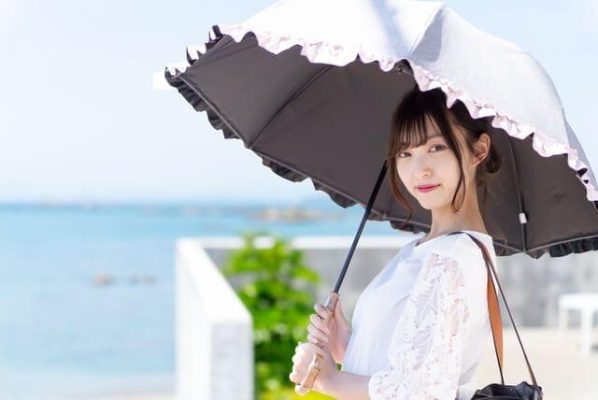 日傘をさす女性