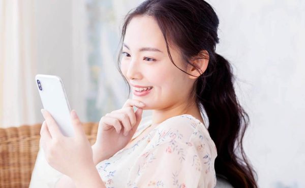 スマホを見る女性