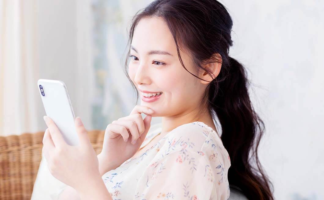 スマホを見る女性