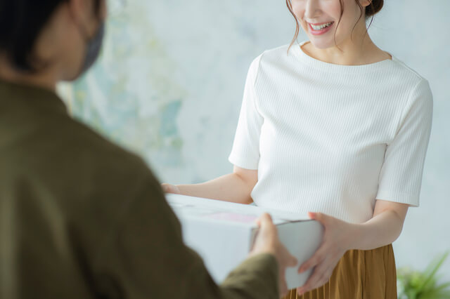 宅配を受け取る女性