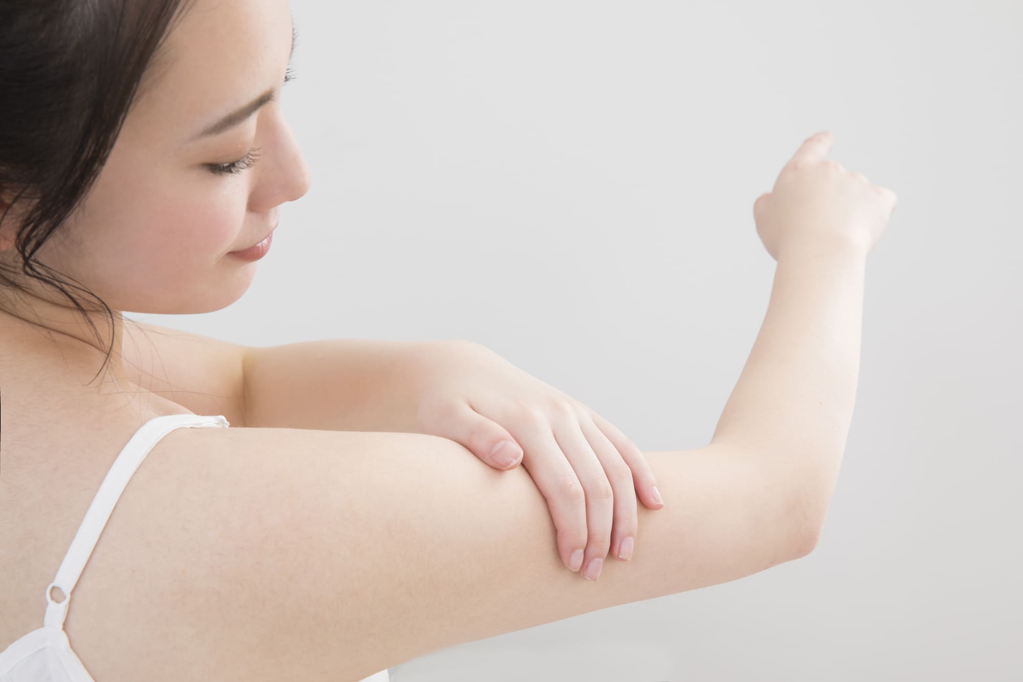 腕脱毛の必要回数や値段は?セルフ脱毛の注意点まで解説