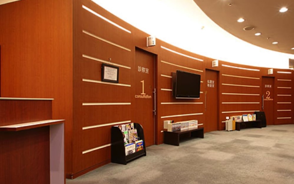 茶色を基調とした広々としたスペースのジュノビューティークリニック渋谷院の受付と待合室