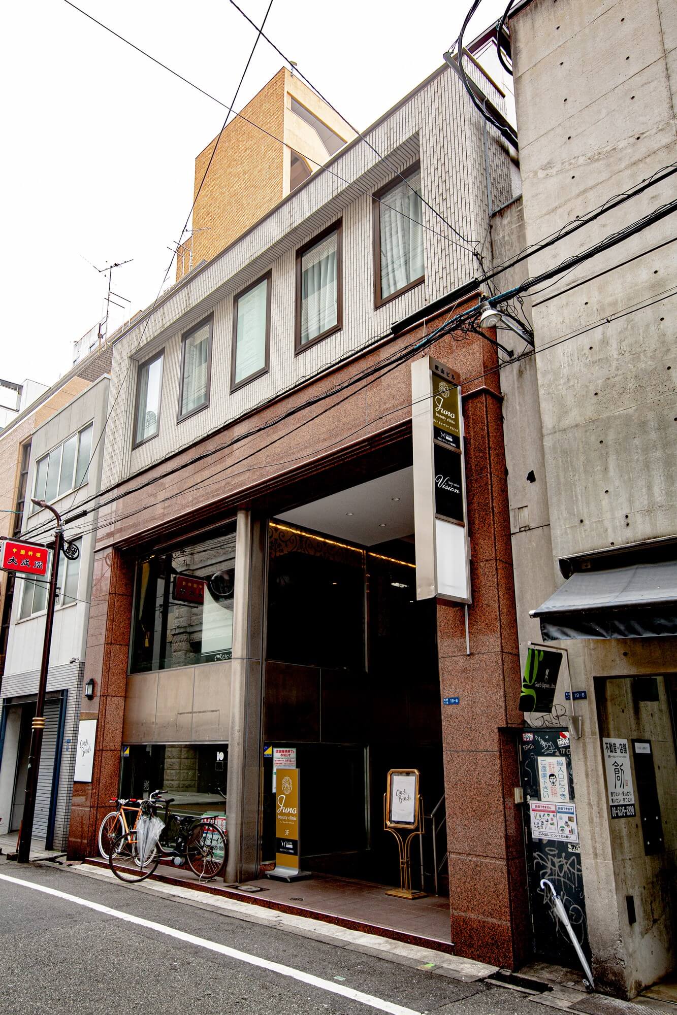 大阪メトロ心斎橋駅から徒歩2分・長堀橋駅から徒歩3分の東山ビル3階にあるジュノビューティークリニック心斎橋院の外観