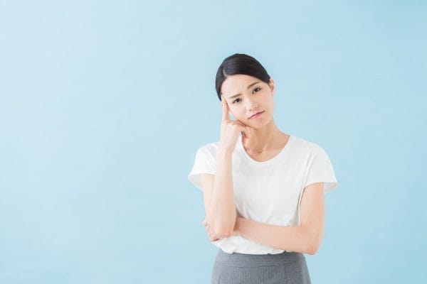 医療脱毛について悩んでる女性