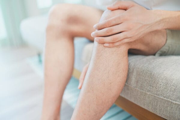 男性のすね毛処理方法は？チクチクしないコツや調査結果も紹介