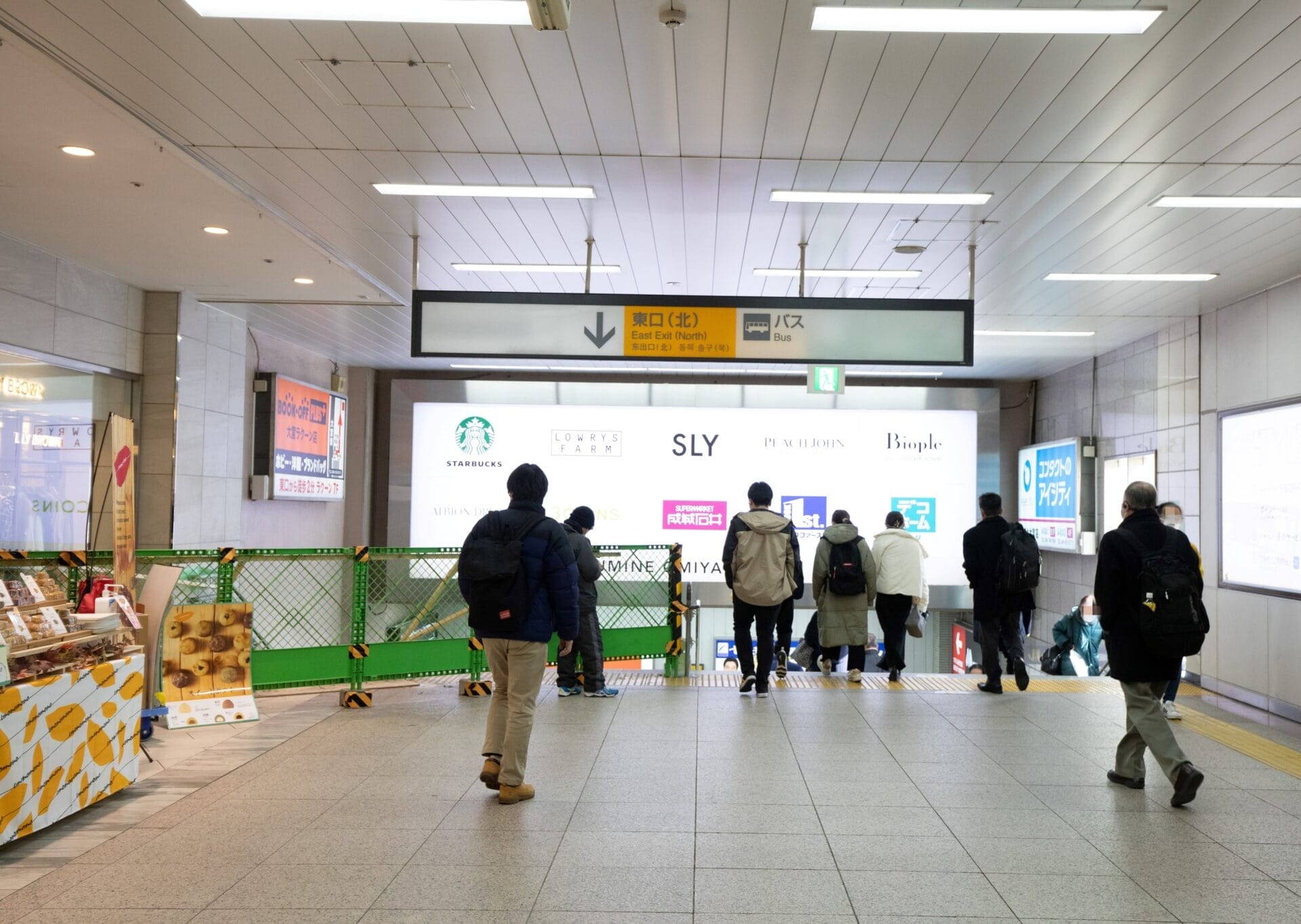 地上に出たら、正面の信号を渡り、左折します。