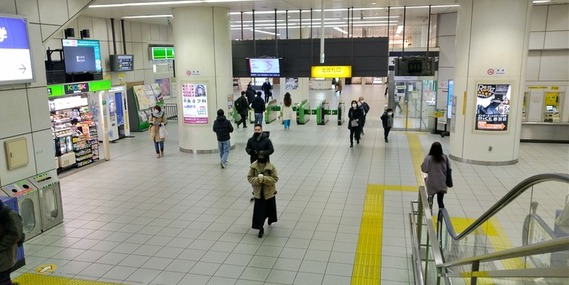 JR赤羽駅の電車を降りて北改札口へ向かう道