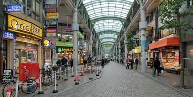 左手に「CoCo壱番屋」がある商店街の中の道