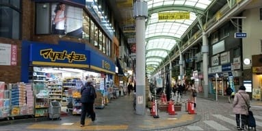 「マツモトキヨシ」の青い看板がある角