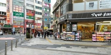 正面に「マツモトキヨシ」の看板がある道