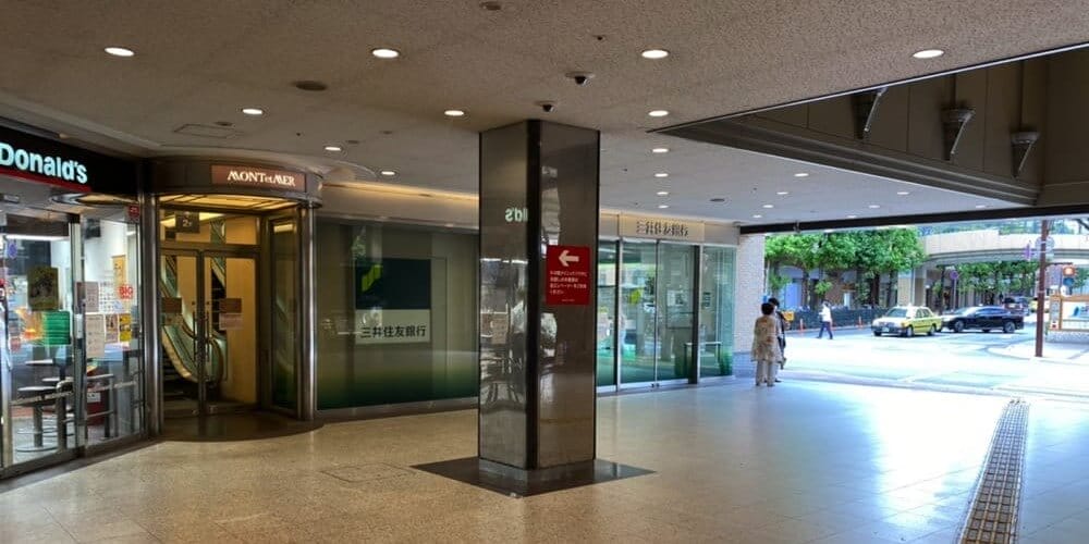 階段を下りた真正面にある「マクドナルド」と「三井住友銀行」