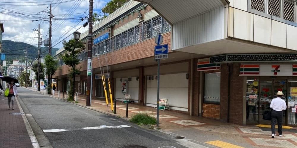 「みなと銀行」と「セブンイレブン」の間にある道