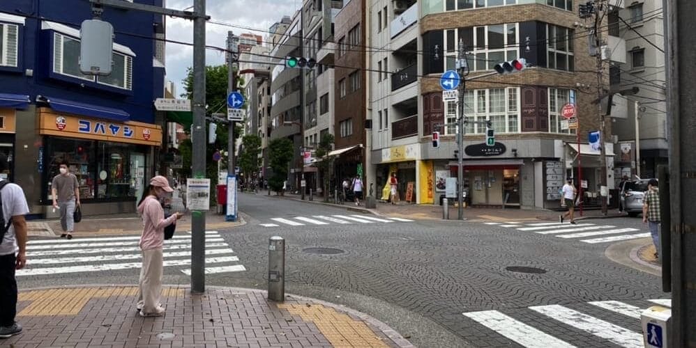 「コバヤシ」というおもちゃ屋さんが左手に見える十字路