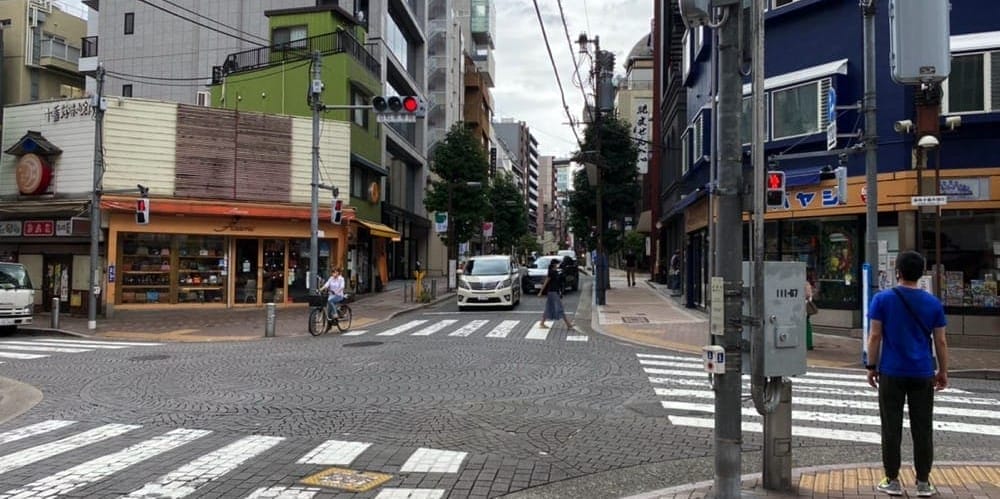 横断歩道を渡り直進した先にある十字路