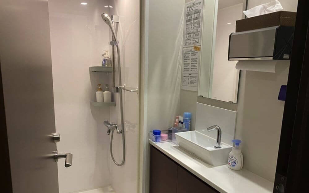 清潔感のあるジュノビューティークリニック麻布十番院のシャワースルームとパウダースペース