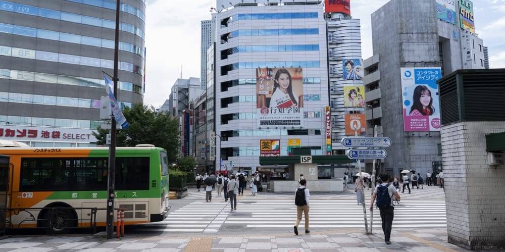 JR池袋駅東口（北）出口の正面にある横断歩道