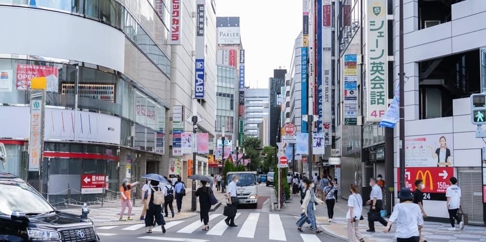 「シェーン英会話」の看板が見える道路