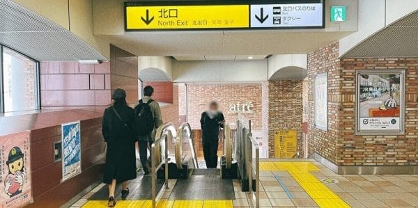 吉祥寺駅北口へ向かうエスカレーター