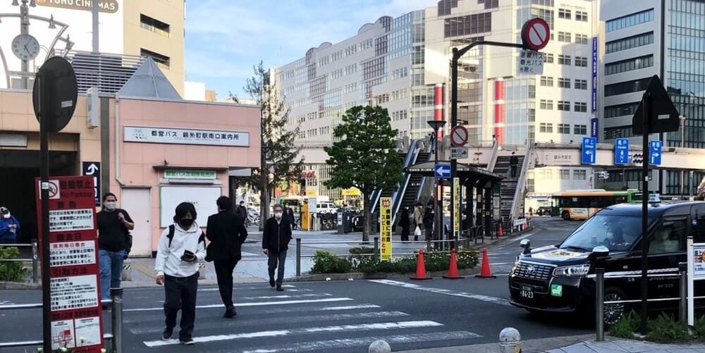 「都営バス 錦糸町駅南口案内所」の前の横断歩道