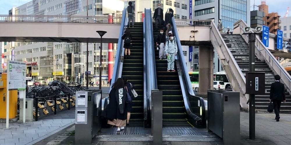 横断歩道の先にあるエスカレーター