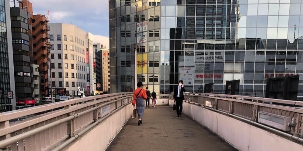 右手のビルに向かう歩道橋の道