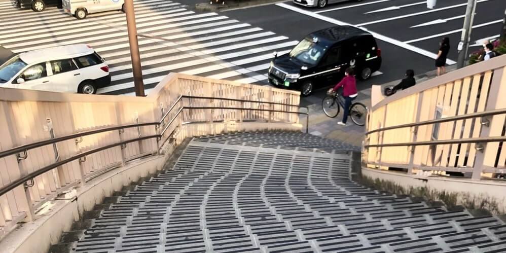 歩道橋の階段