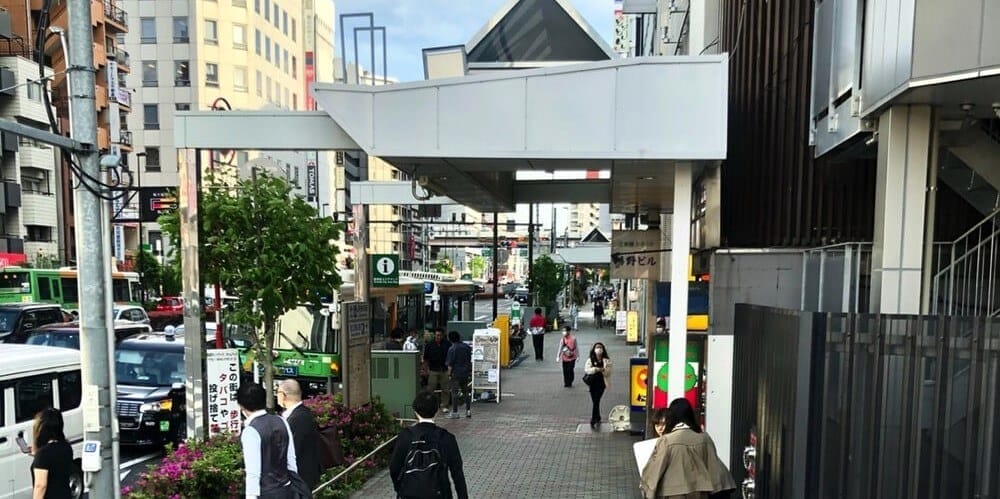 歩道橋を下りた先にある商店街
