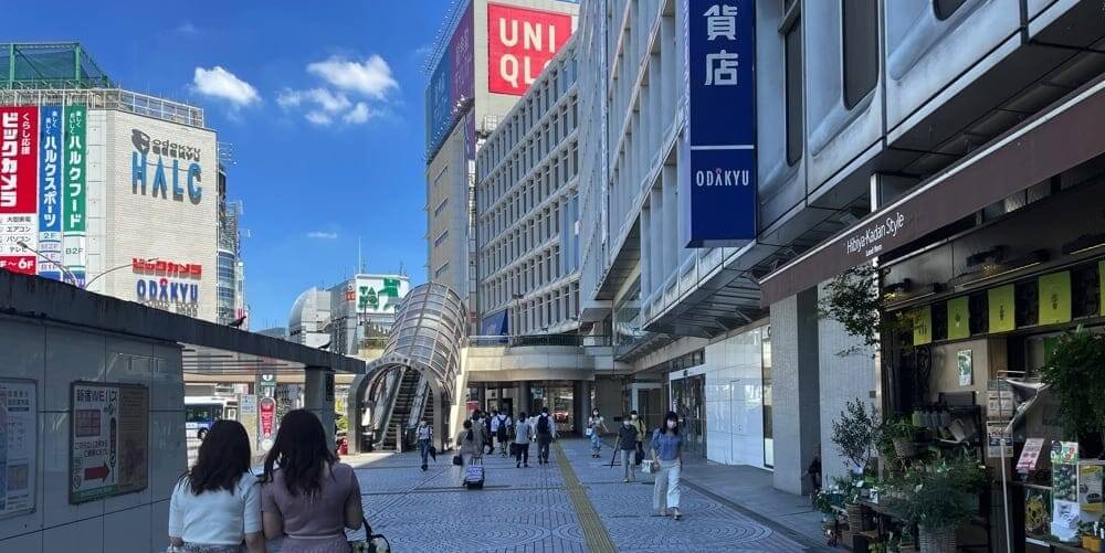「小田急百貨店」を右手に「UNIQLO」方面へ続く道