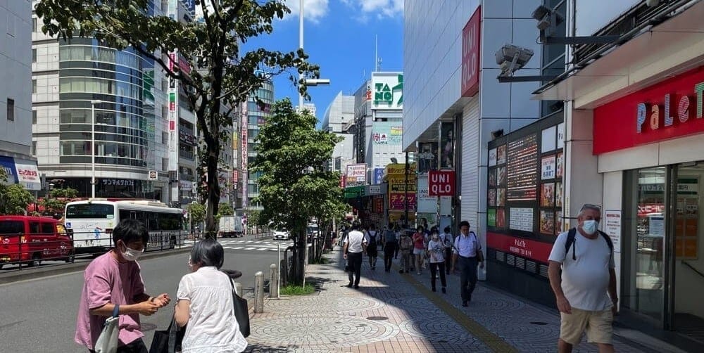 新宿大ガード方面へ続く道