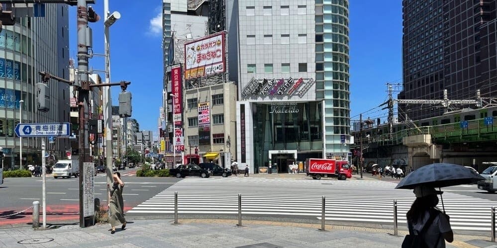 新宿大ガード横の大きな交差点にある横断歩道