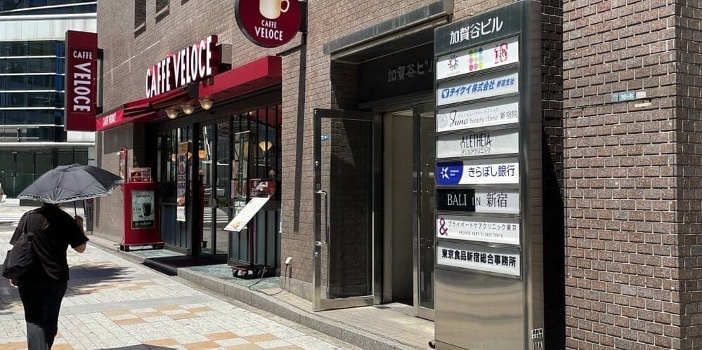 1階に「VELOCE」が入る茶色のビル
