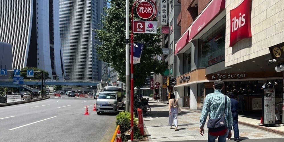 「welcia」の前にある横断歩道を渡った先の道
