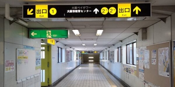 大阪ベイタワー方面へ向かう通路