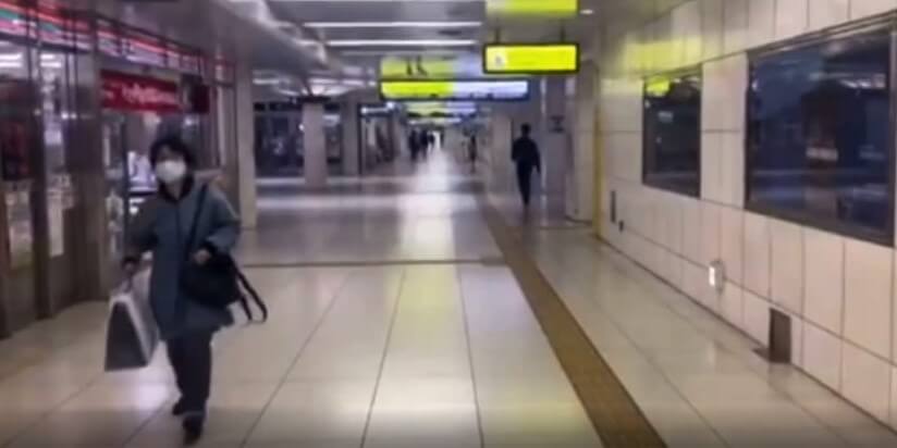 JR「北新地駅」内のセブンイレブンが右手にみえる道