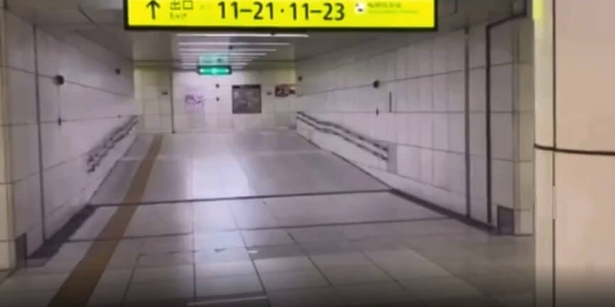 JR「北新地駅」の内の看板の「11-21」に導かれる道