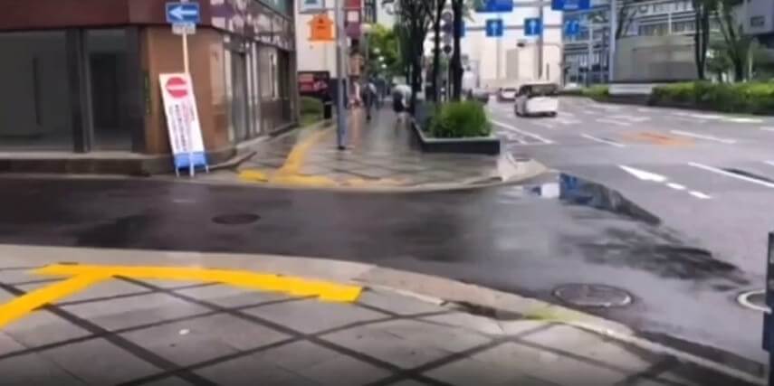エスカレーターを出た先にある道