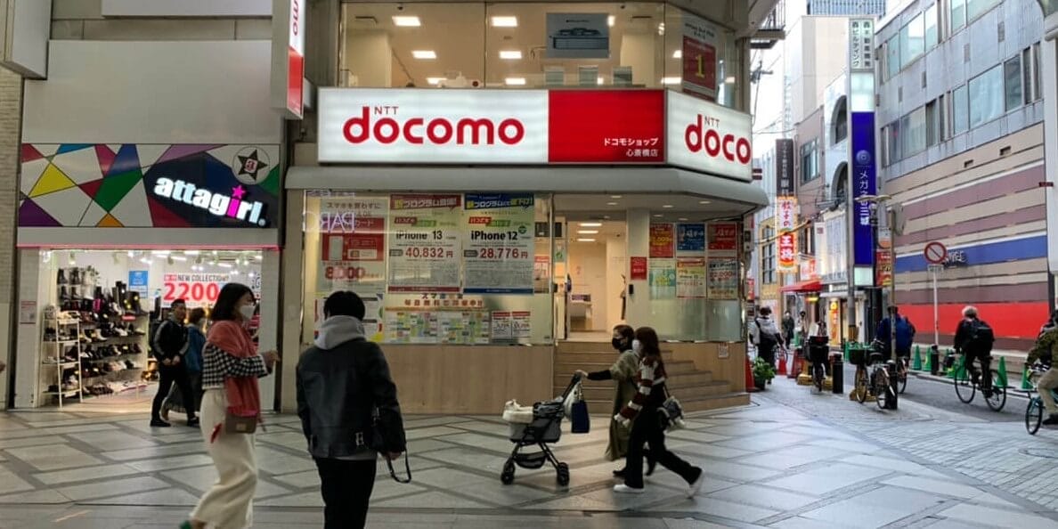 大阪メトロ「心斎橋駅」の5番出口を出た先にある携帯ショップ
