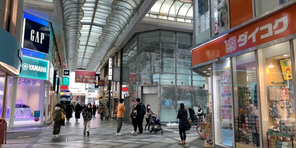 大阪メトロ「心斎橋駅」の5番出口を出た先にある商店街