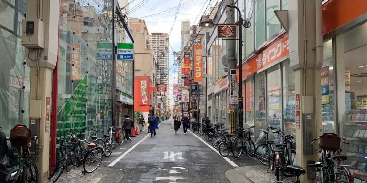 ファミリーマートが左手にある道