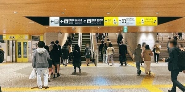 横浜駅西口に向かう階段