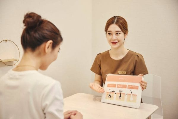 ジュノ(JUNO for WOMEN)クリニックのスタッフから女性がカウンセリングを受けている様子の写真