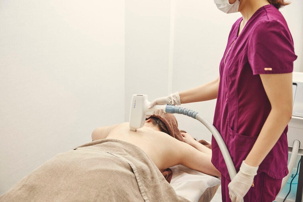 ジュノビューティークリニックの脱毛施術（レーザー照射）を受けている様子の写真